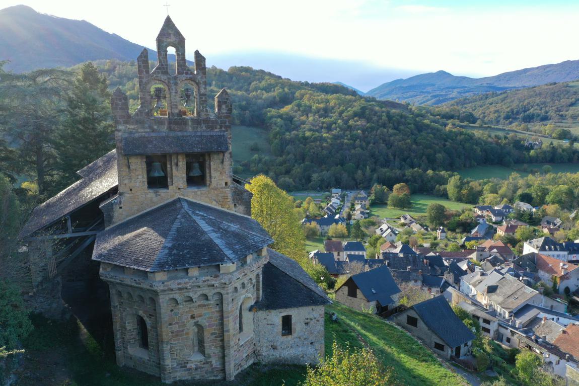 LA CHAPELLE DOMINE LE VILLAGE