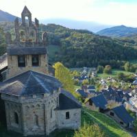 La chapelle domine le village