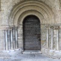 Le Portail composé de 3 rangs d'archivoltes et 6 colonettes