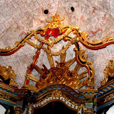 Le Retable cache une partie des peintures