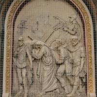 Simon aide Jésus à porter sa croix