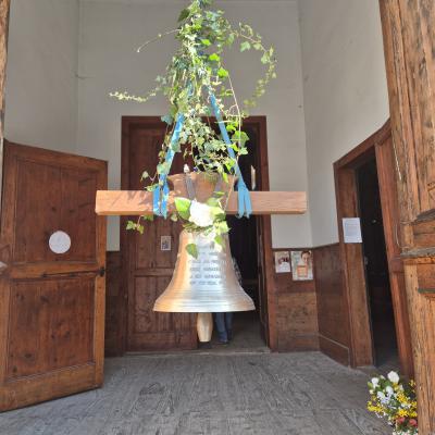 La cloche refondue est exposée à l'entrée de l'église saint Barthélemy