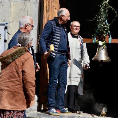 Mr le Maire fait sonner la cloche