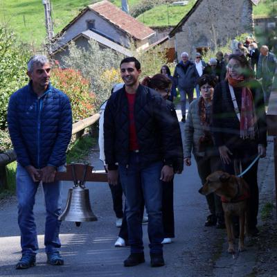 La cloche est amenée au calvaire en cortège